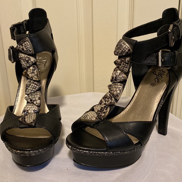 FERGIE - Picture 3 of 4